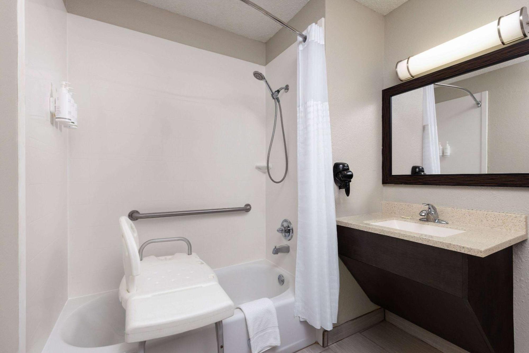 Days By Wyndham Hotel Miami